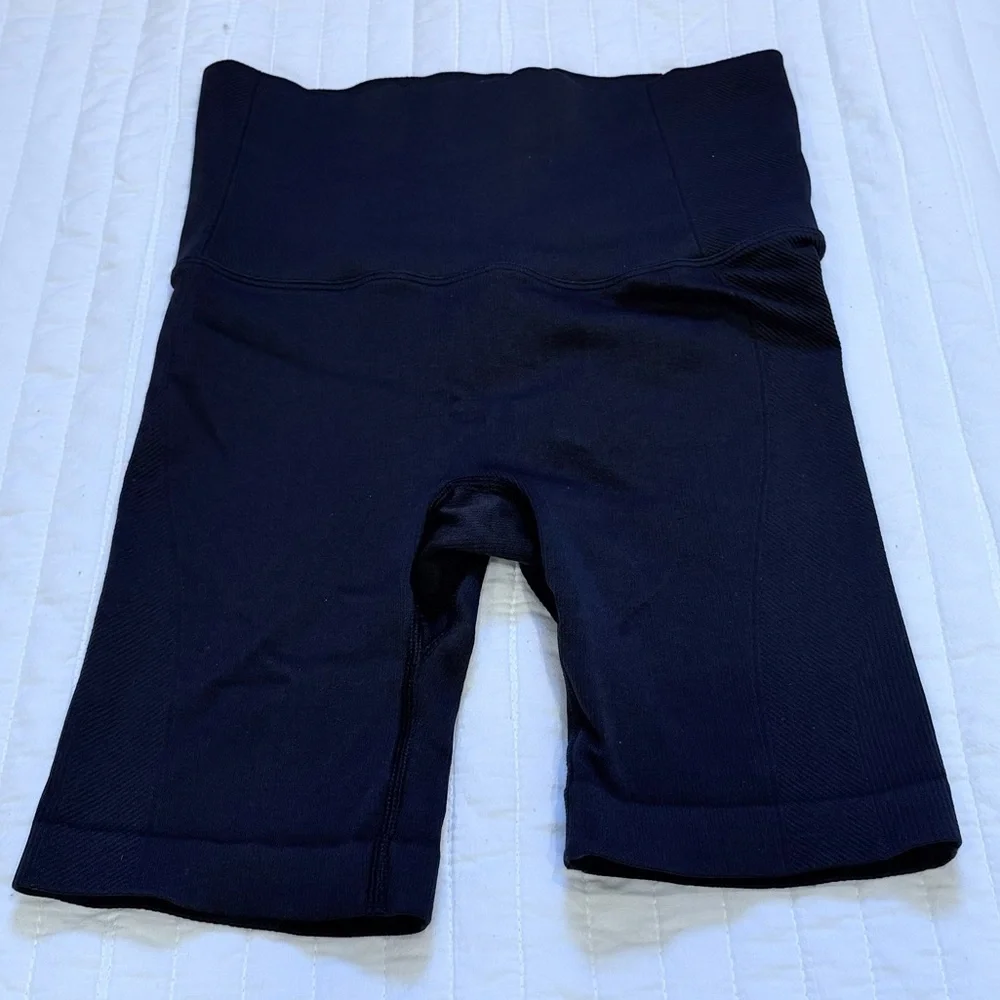 All in Motion Women's Contour Power Waist Black Bike Shorts Sz Small - Picture 3 of 6